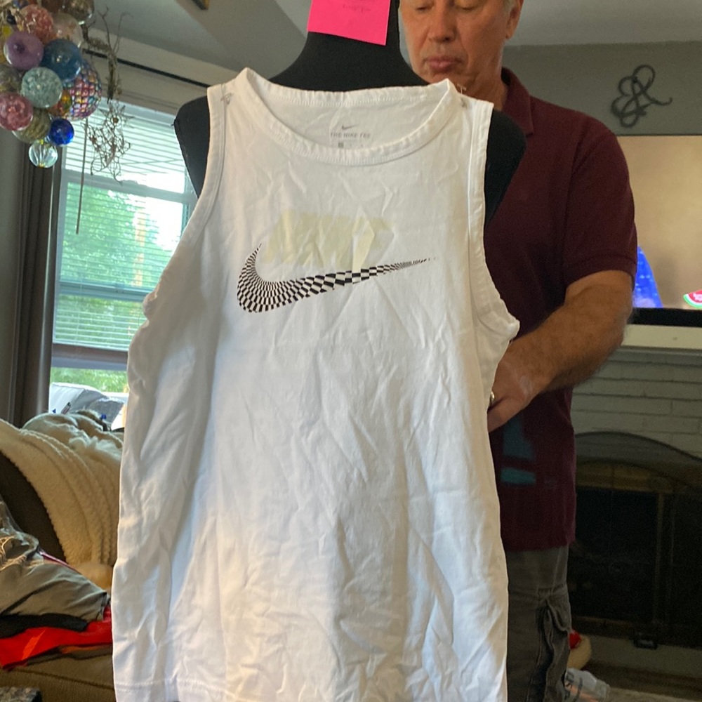 Nike tea just like new treated well